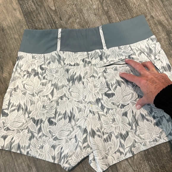 Athleta Trekkie North printed shorts in Ethereal Bloom, Magnolia White. - Picture 5 of 7